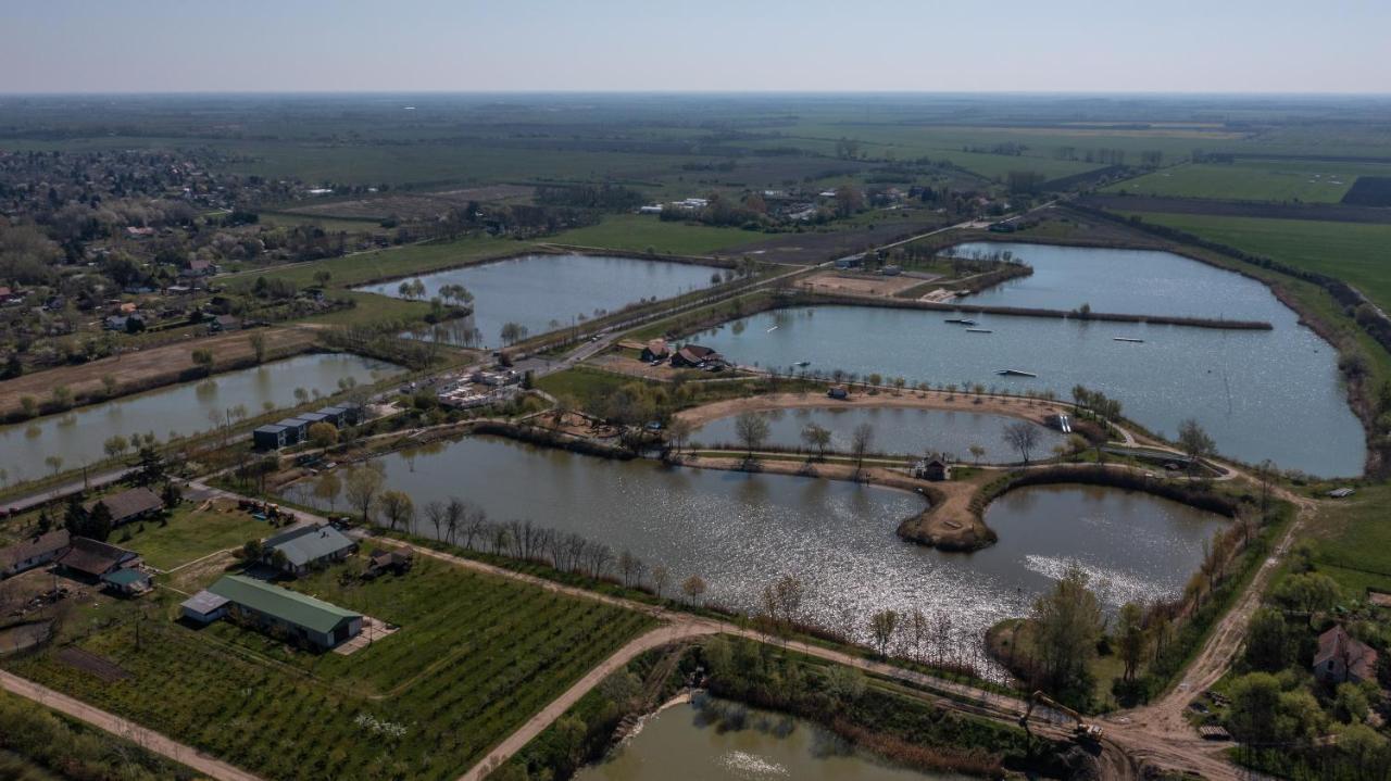Sun City Vizisport Paradicsom Hódmezővásárhely Buitenkant foto